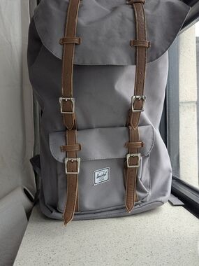 Herschel Little America Backpack - 30L

Gray Canvas Backpack with Brown Straps